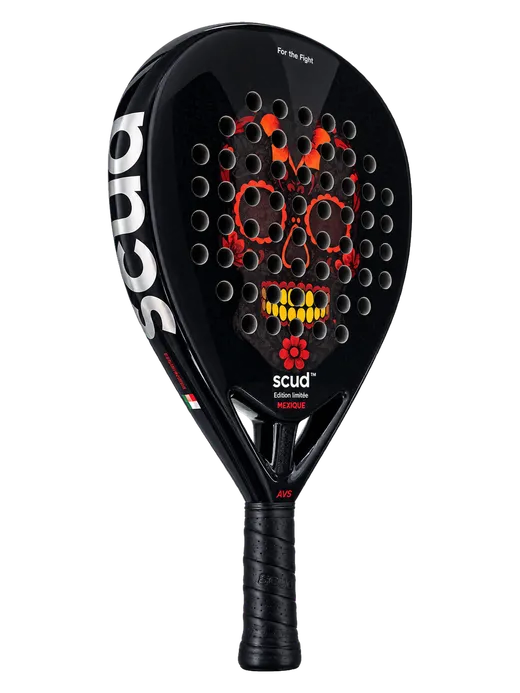 Raquette de padel SCUD Mexique M1 noire avec crâne Día de los Muertos rouge et jaune, vue de trois quarts
