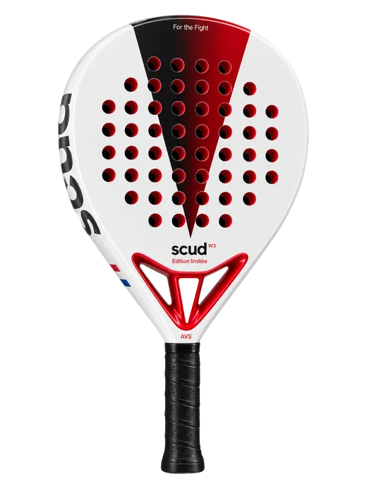 Pala de pádel SCUD White S3 blanca con chevrón rojo y negro y corazón AVS rojo, vista de frente