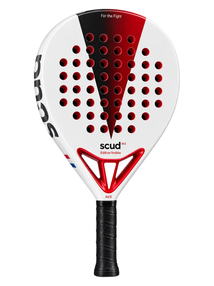 Pala de pádel SCUD White S3 blanca con chevrón rojo y negro y corazón AVS rojo, vista de frente