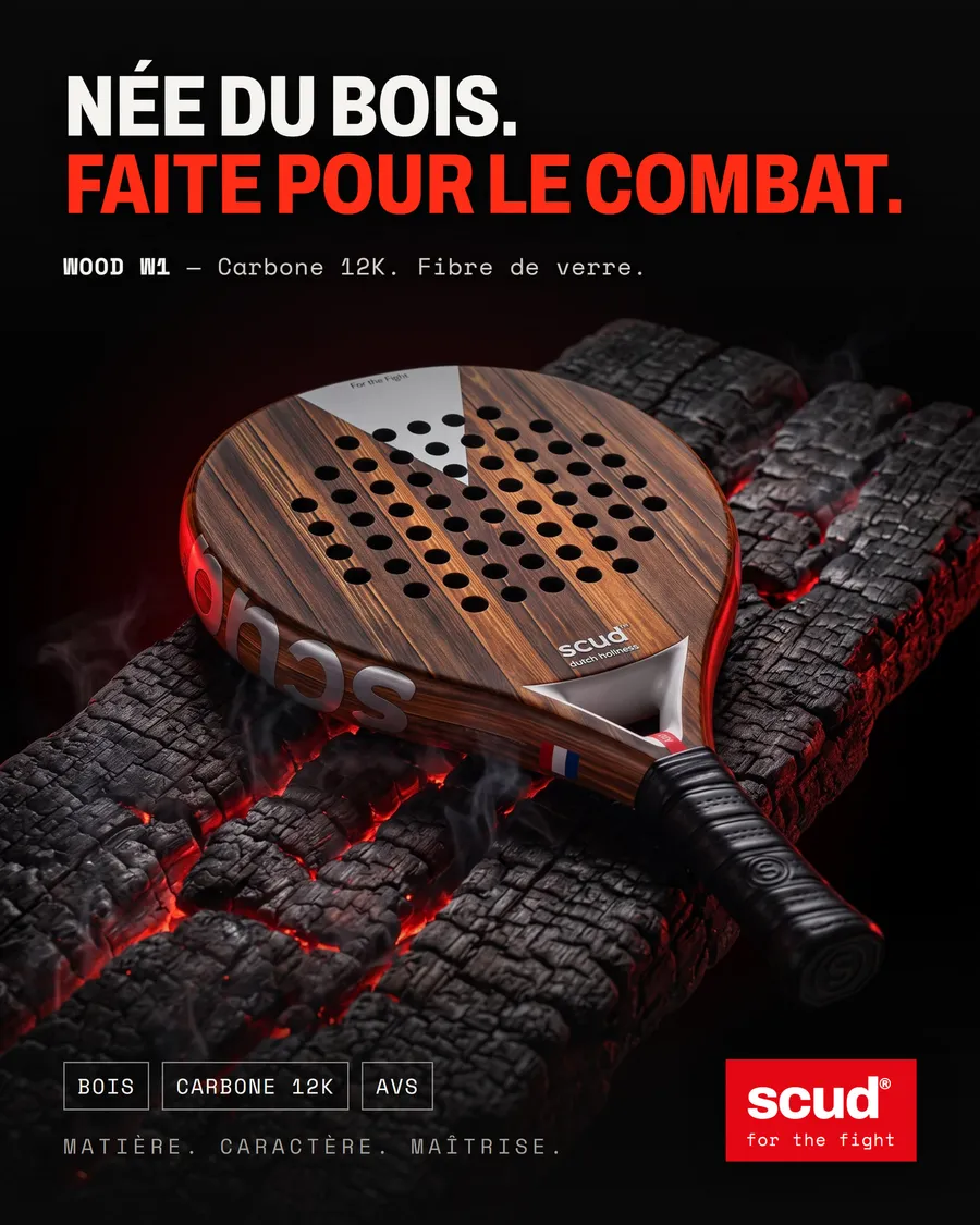 Affiche officielle SCUD — « Née du bois. Faite pour le combat. » : la raquette Wood S1 à finition bois posée sur un tronc, avec les mentions Carbone 12K, sablage fait-main et AVS