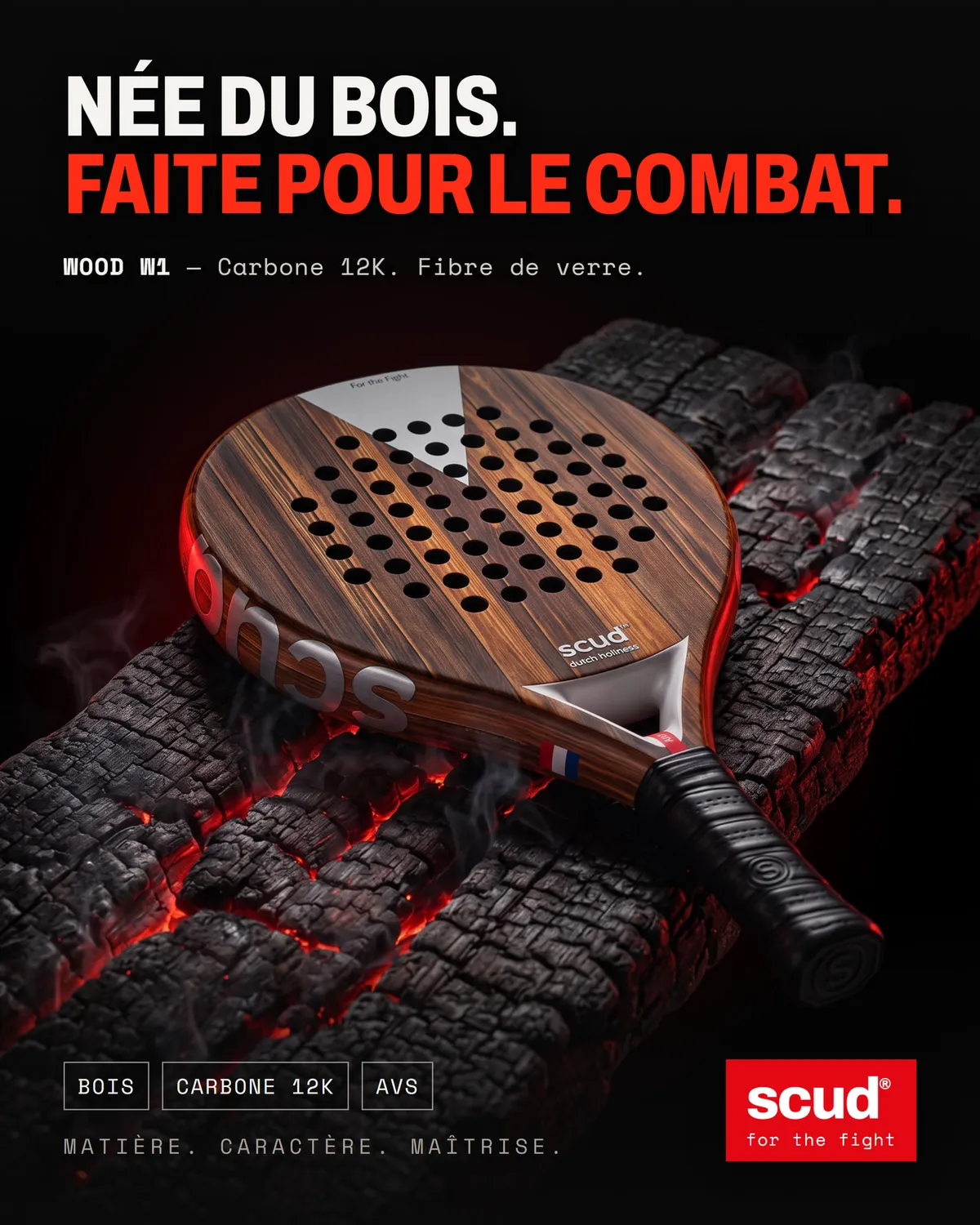 Affiche officielle SCUD — « Née du bois. Faite pour le combat. » : la raquette Wood S1 à finition bois posée sur un tronc, avec les mentions Carbone 12K, sablage fait-main et AVS