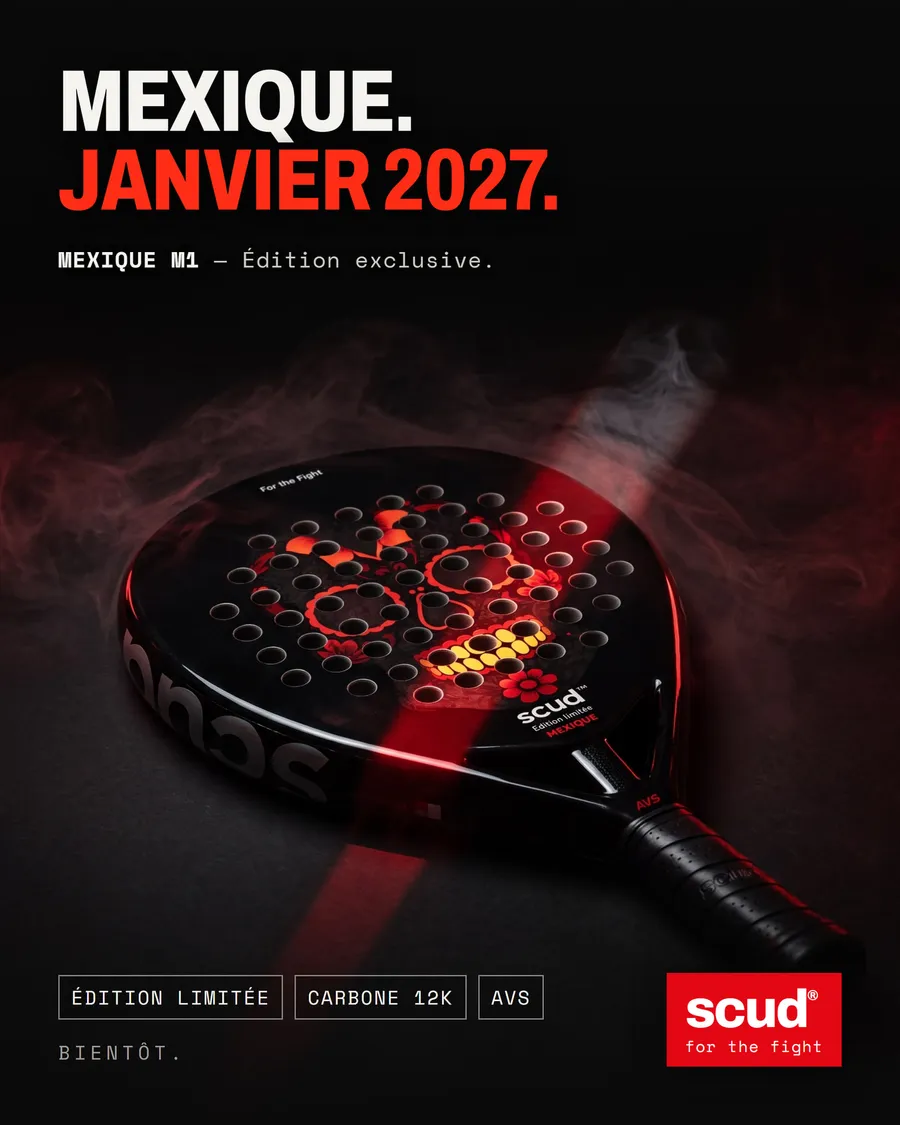 Affiche officielle SCUD — « Mexique. Janvier 2027. » : la raquette Mexique M1 au tamis orné d'une tête de mort Día de los Muertos, dans une fumée rouge, avec les mentions Édition limitée, Carbone 12K et AVS