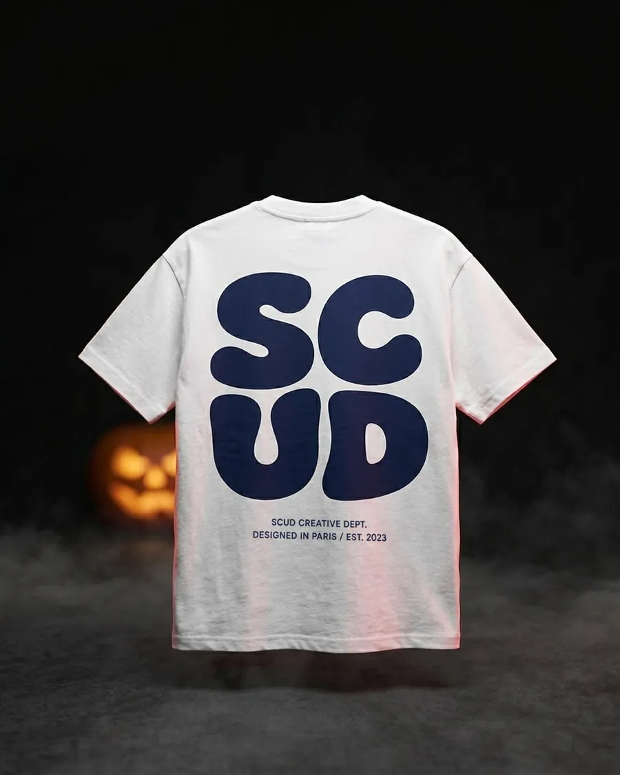 T-shirt du pack, vu de dos dans la brume : grand logo SCUD bleu marine, citrouille d'Halloween en arrière-plan