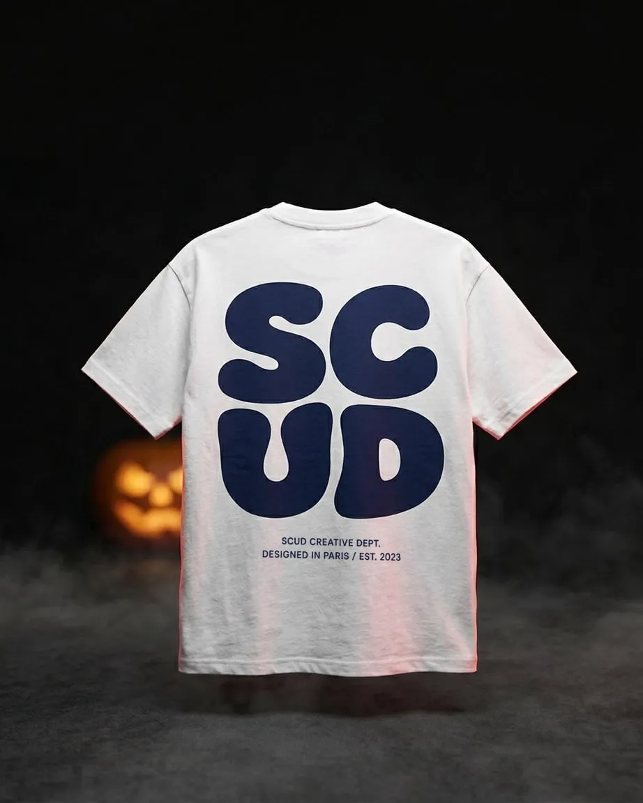 T-shirt du pack, vu de dos dans la brume : grand logo SCUD bleu marine, citrouille d'Halloween en arrière-plan