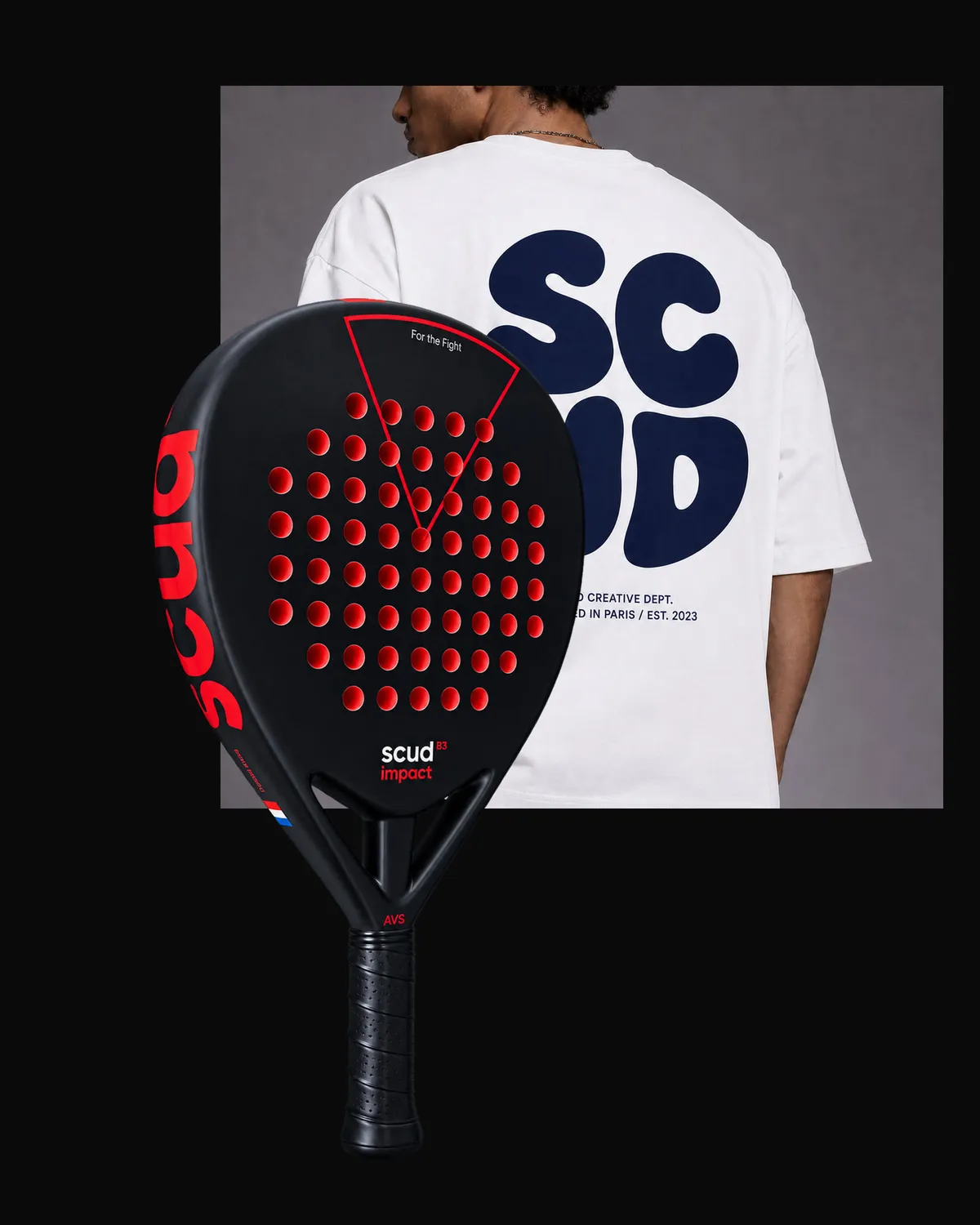 Pack Halloween SCUD : la raquette Black Impact B3 noire aux perforations rouges posée devant le t-shirt SCUD blanc à logo bleu marine