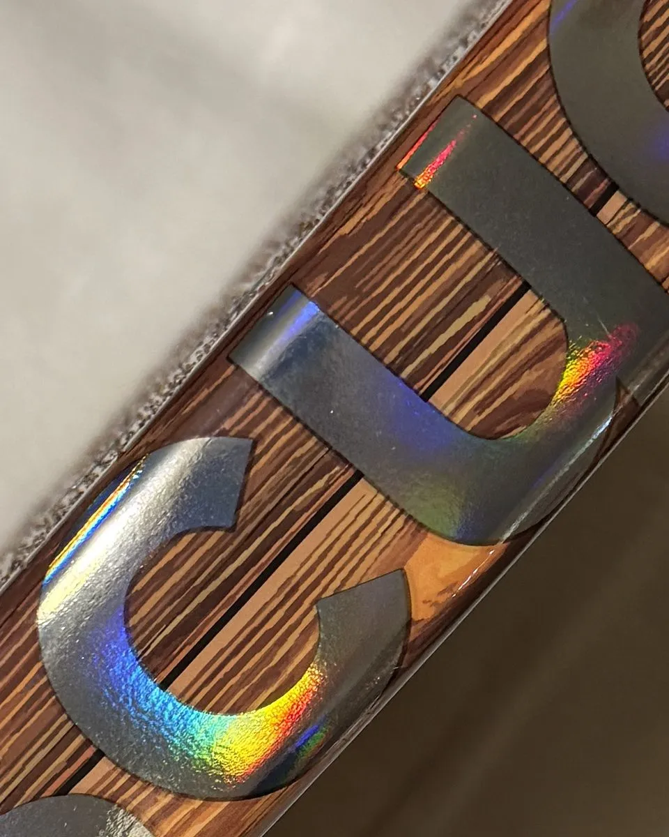 Macro du logo scud holographique sur la finition bois de la SCUD Wood S1