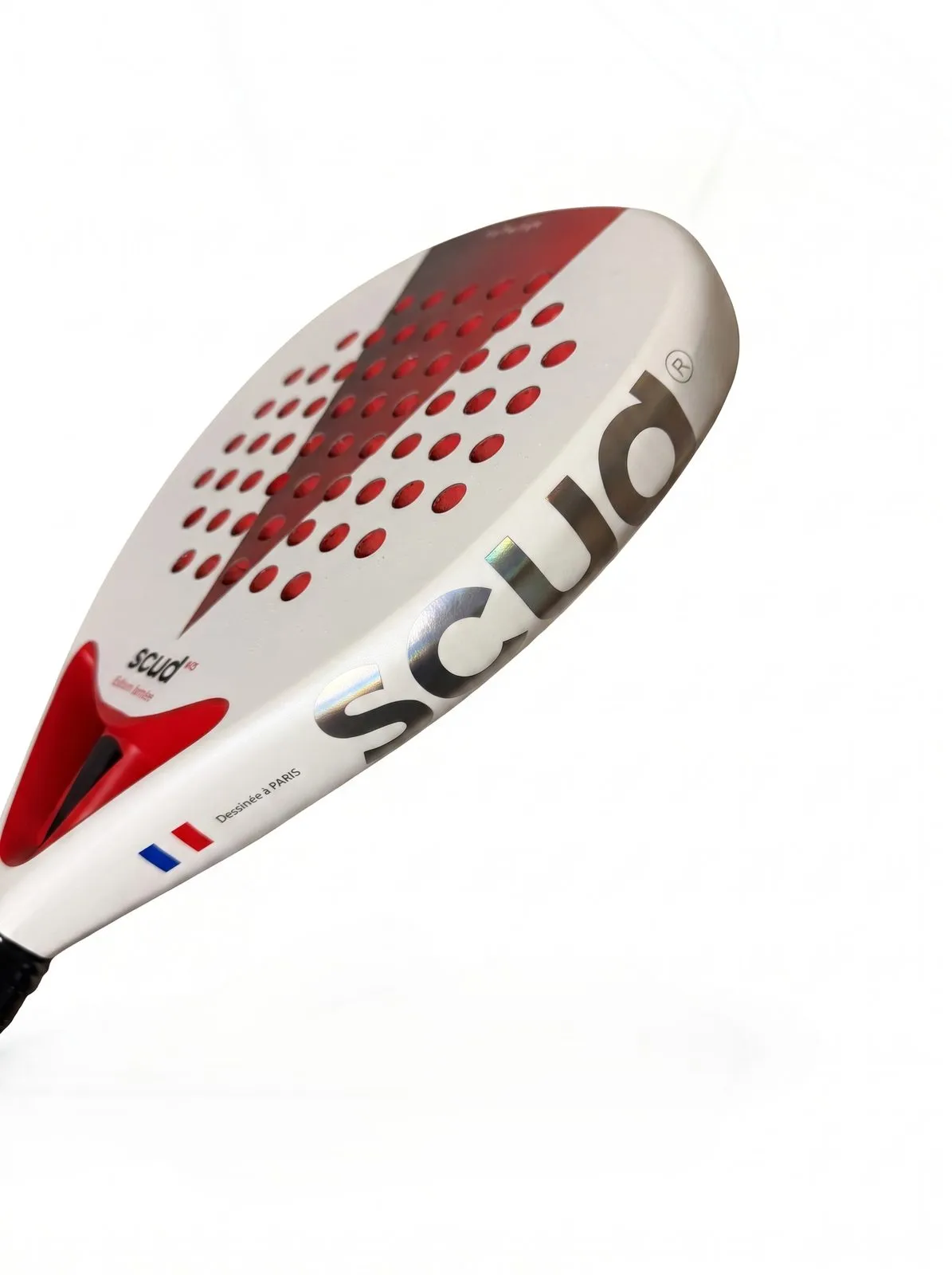 Raquette SCUD White S3 en studio sur fond blanc, tenue de biais, chevron rouge et noir et logo scud sur la tranche