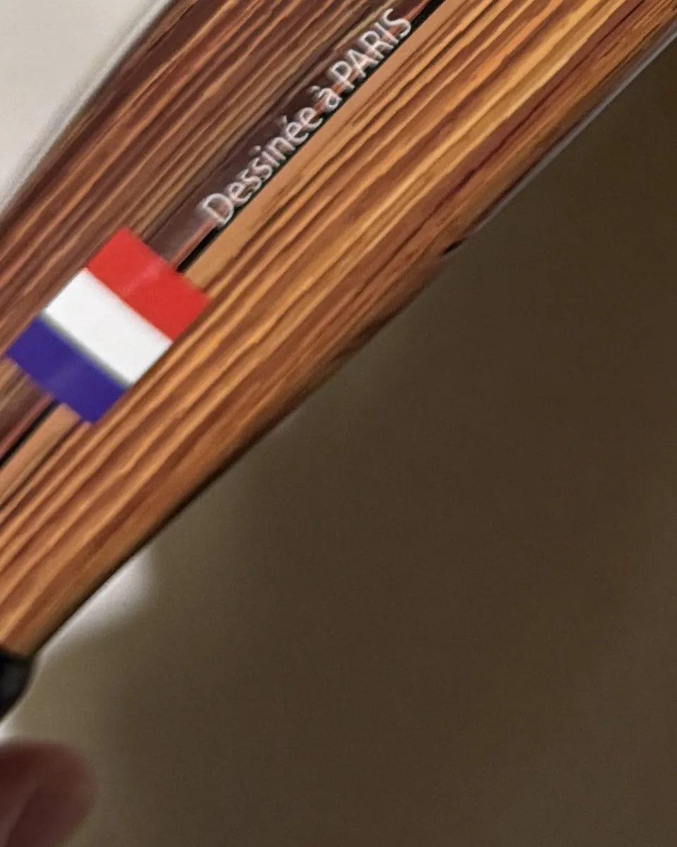 Macro de la tranche bois de la SCUD Wood S1 avec le drapeau français et la mention « Dessinée à Paris »