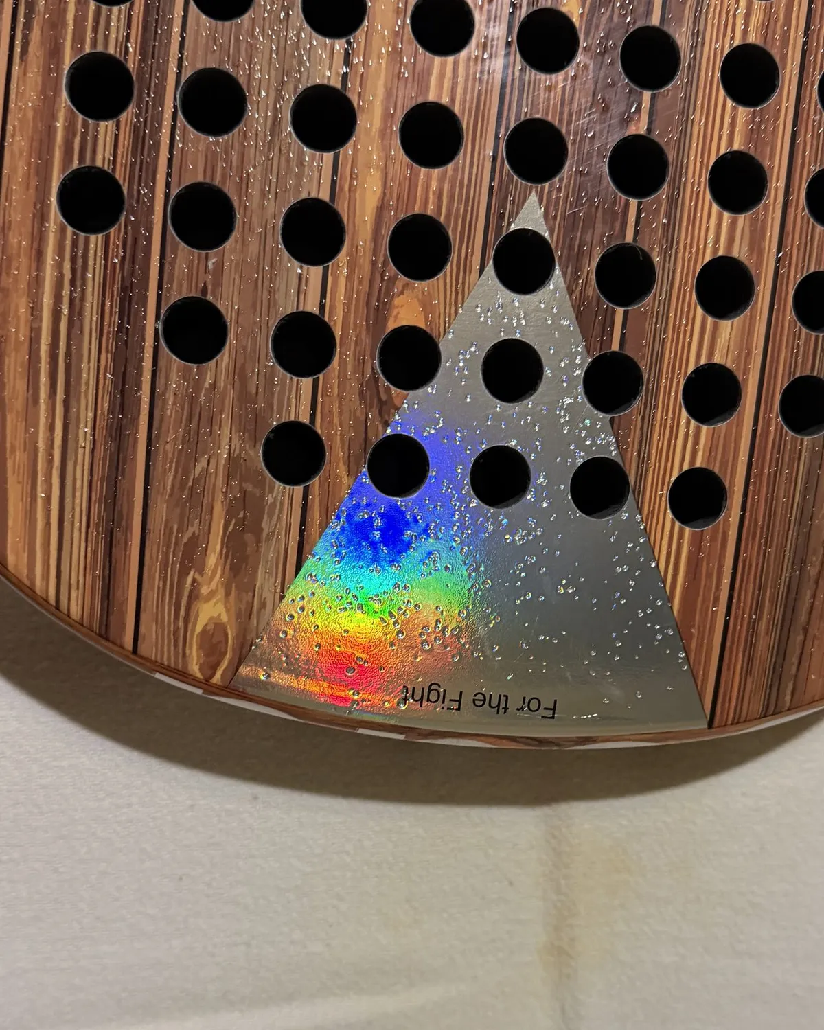Détail du tamis bois de la SCUD Wood S1 et de son cœur AVS aux reflets holographiques