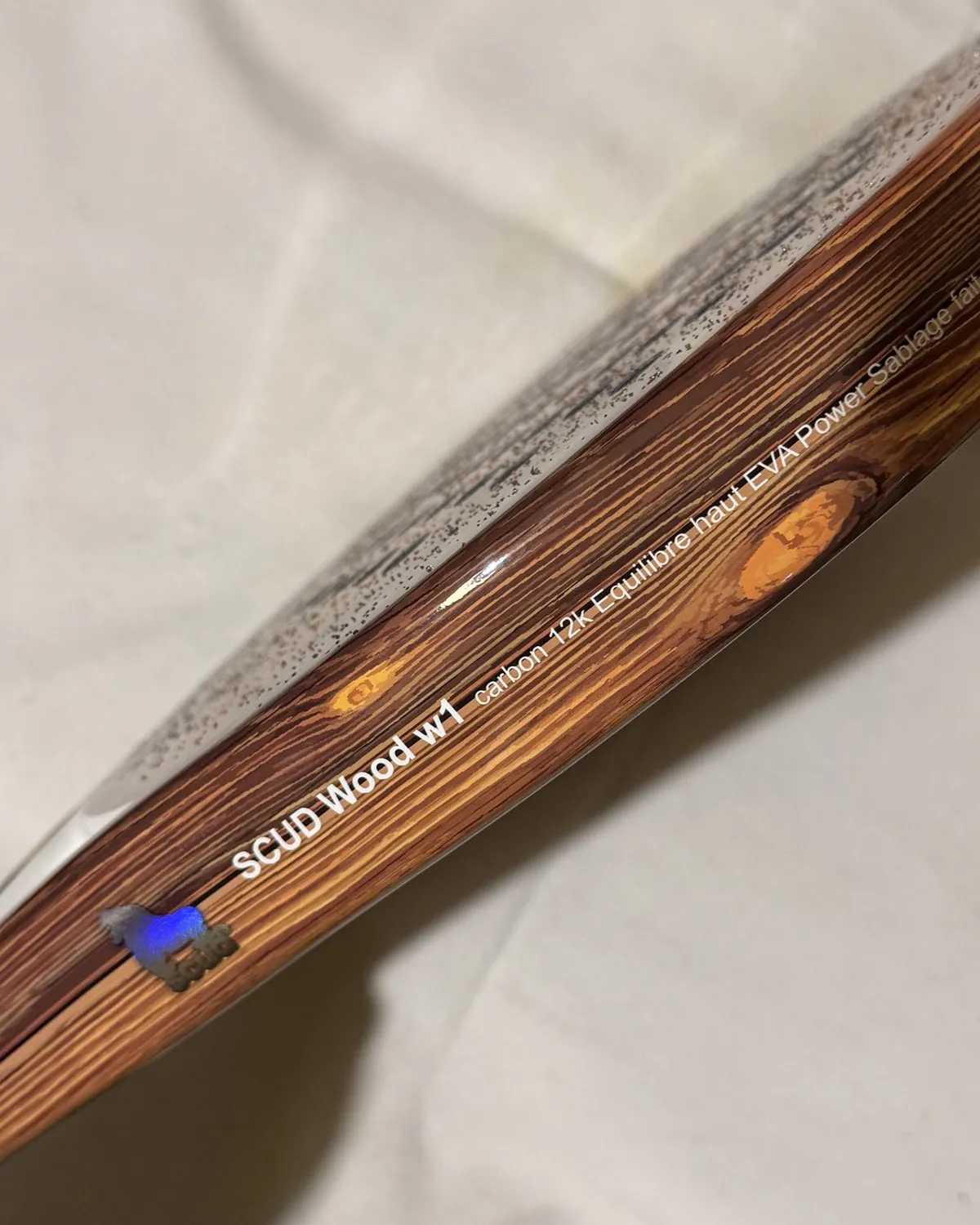 La SCUD Wood S1 vue de côté, la tranche bois et les caractéristiques imprimées sur le cadre