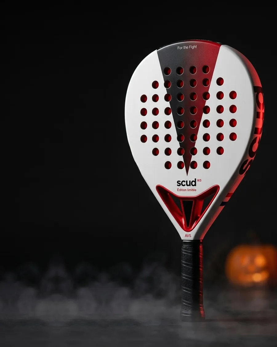 La White S3 debout dans la brume, liseré rouge sur le cadre, une citrouille d'Halloween éclairée en arrière-plan