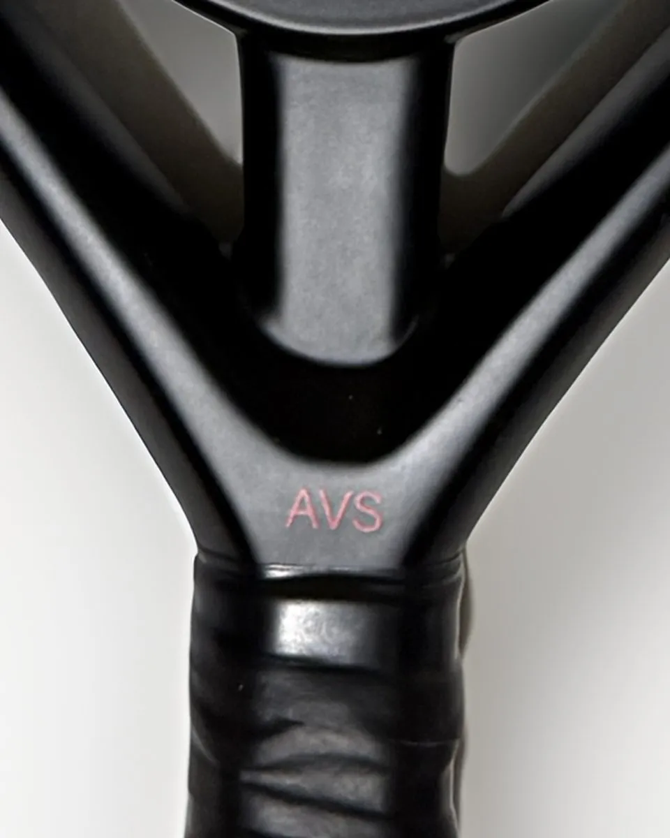 Macro du cœur de la Black Impact B3 : la fourche noire et la marque AVS gravée au-dessus du grip