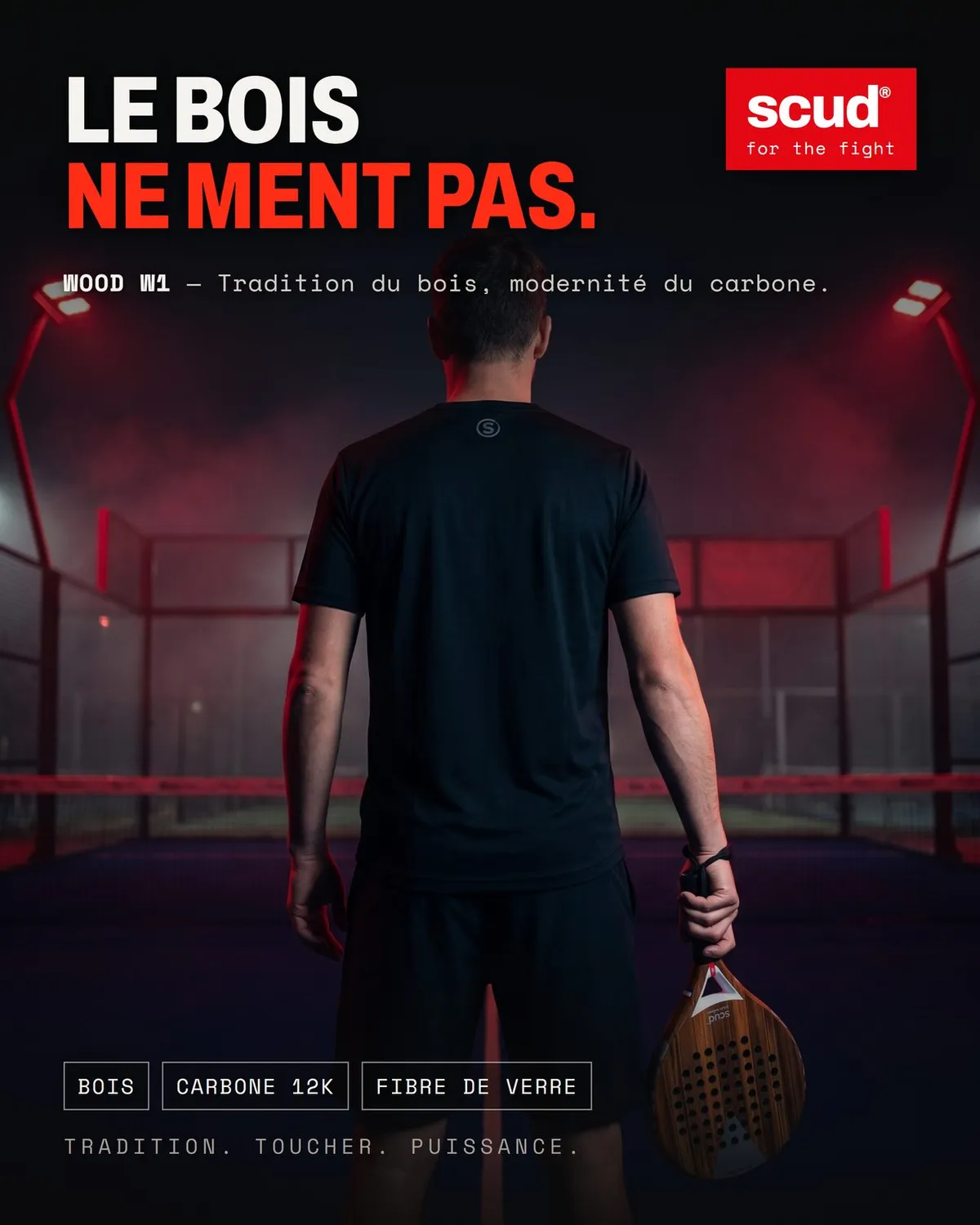 Affiche officielle SCUD « Le bois ne ment pas » : un joueur de dos sur le court, la Wood S1 à la main