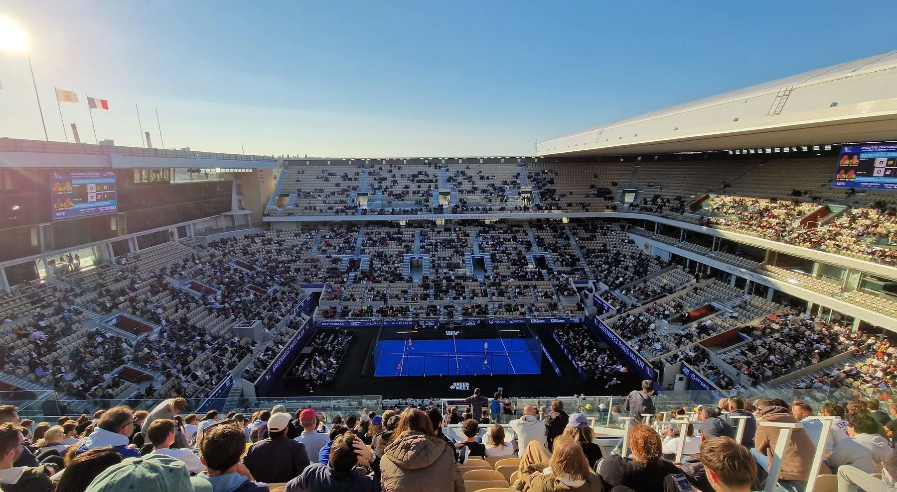 Un court de padel bleu installé au centre du court Philippe-Chatrier de Roland-Garros, tribunes pleines, lors du Paris Major 2024