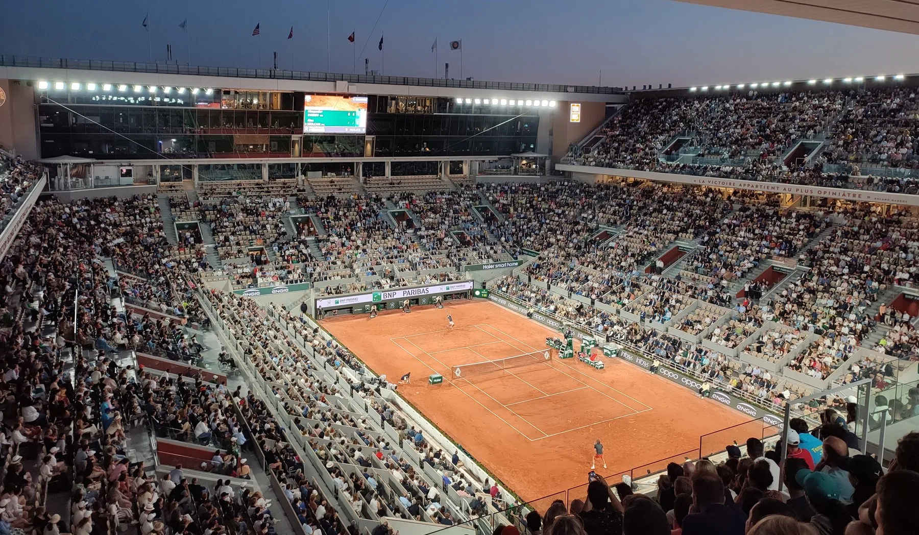 Le court Philippe-Chatrier de Roland-Garros en 2023, tribunes pleines, pendant un match de tennis sur terre battue