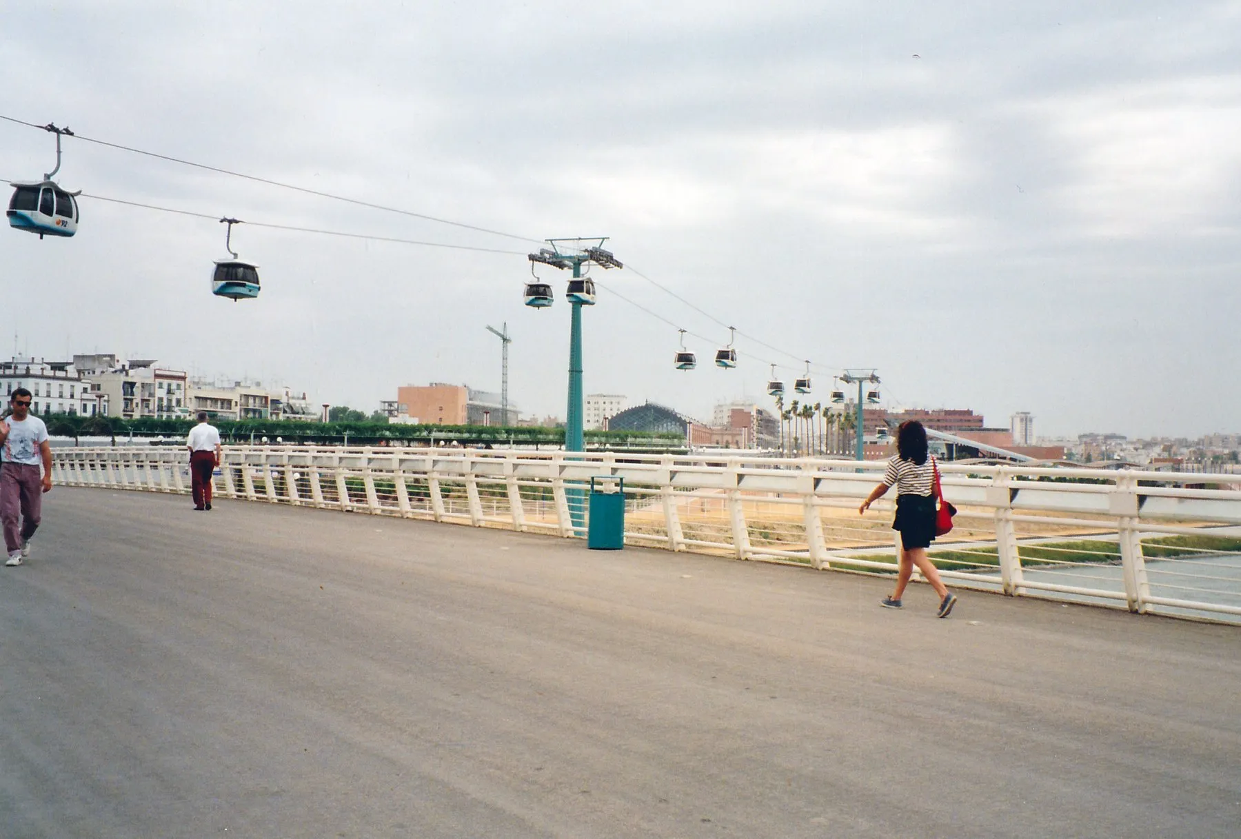 L’Exposition universelle de Séville en mai 1992 : une passerelle, des visiteurs et un téléphérique au-dessus du site