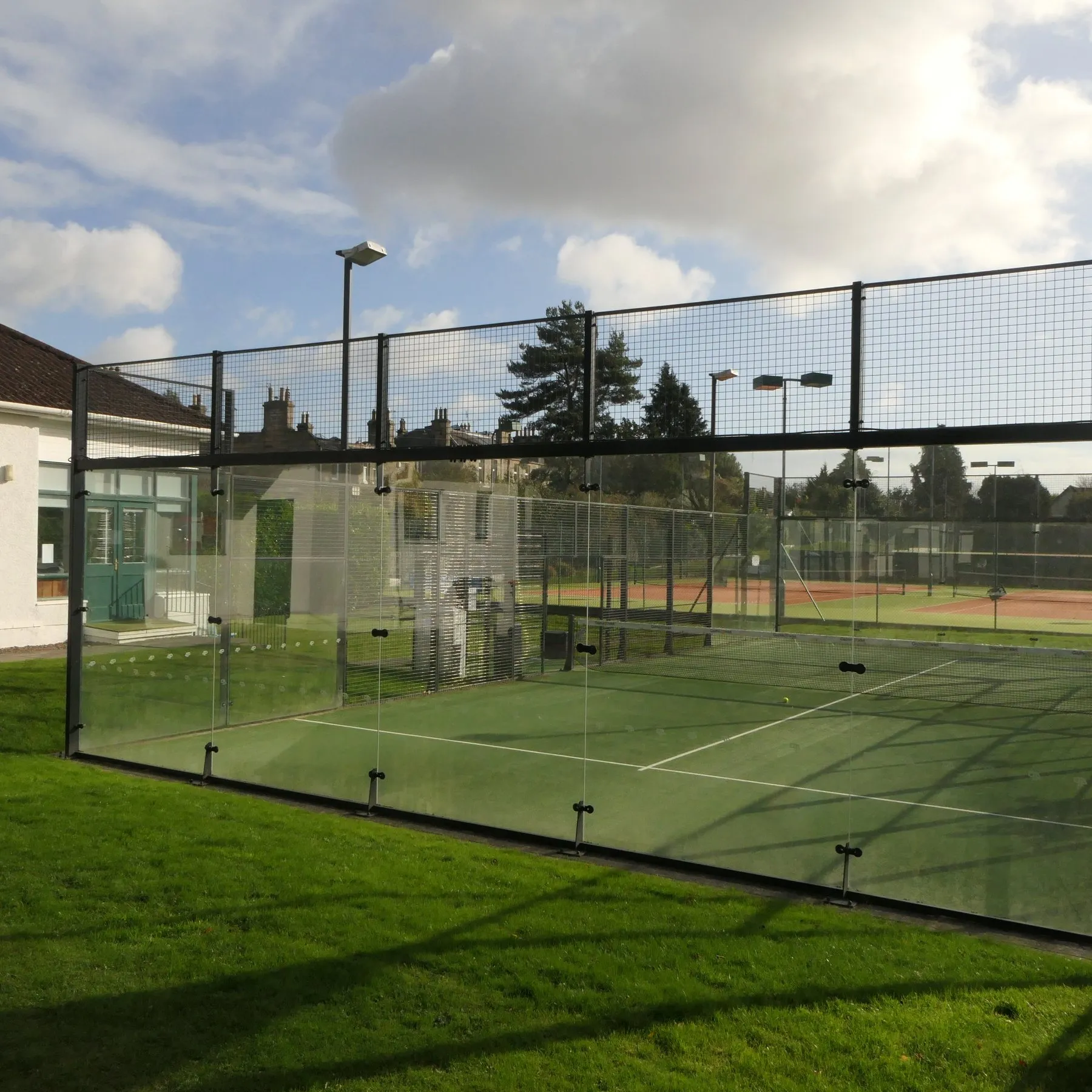 Une piste de padel installée sur la pelouse du Barnton Park Lawn Tennis Club, à Édimbourg, à côté des courts de tennis