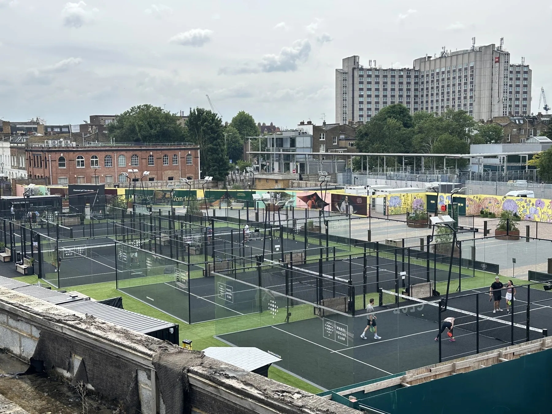 Pistes de padel temporaires installées à Earl’s Court, à Londres, en mai 2025, au pied d’immeubles