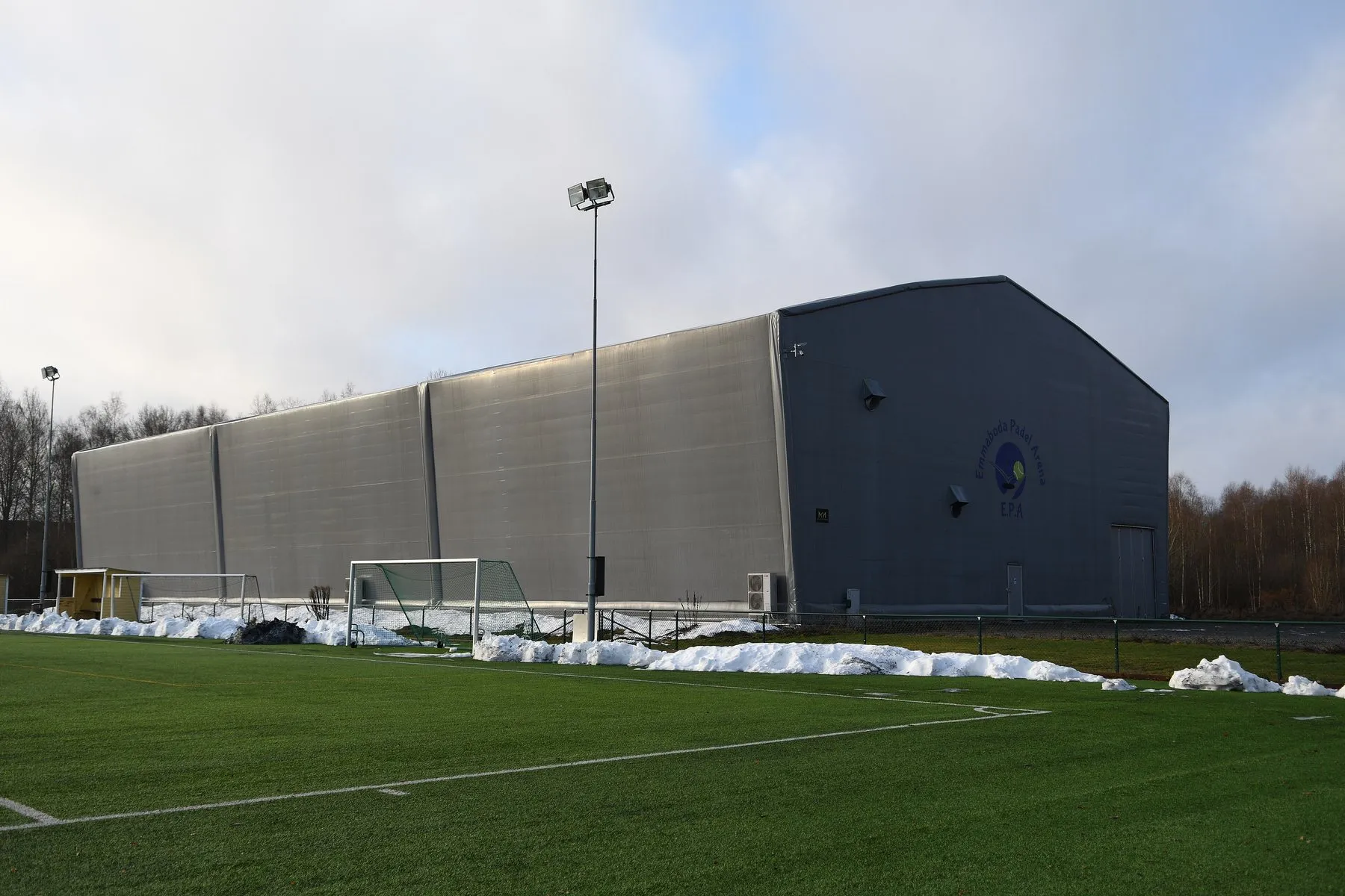 Une halle de padel au bardage gris à Emmaboda, dans le sud de la Suède, en novembre 2025