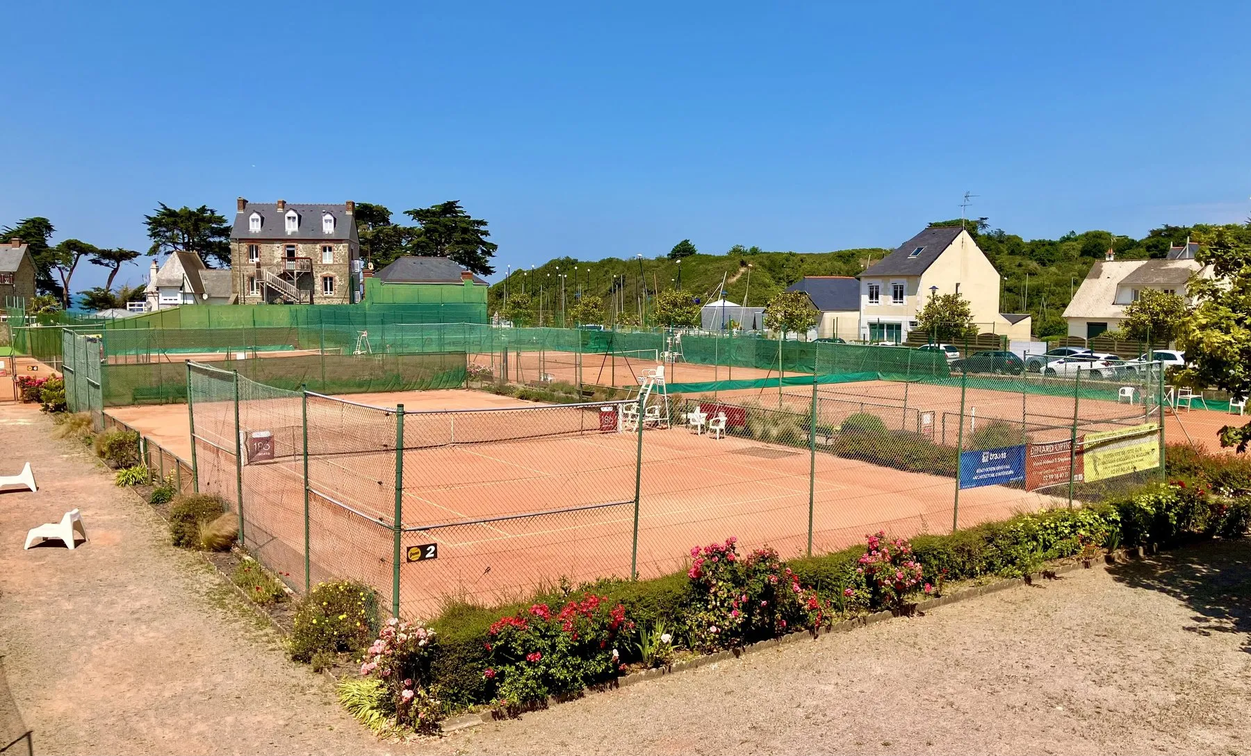 Des courts de tennis en terre battue au bord de la mer, au Côte d’Émeraude Tennis Club de Saint-Lunaire, en Bretagne