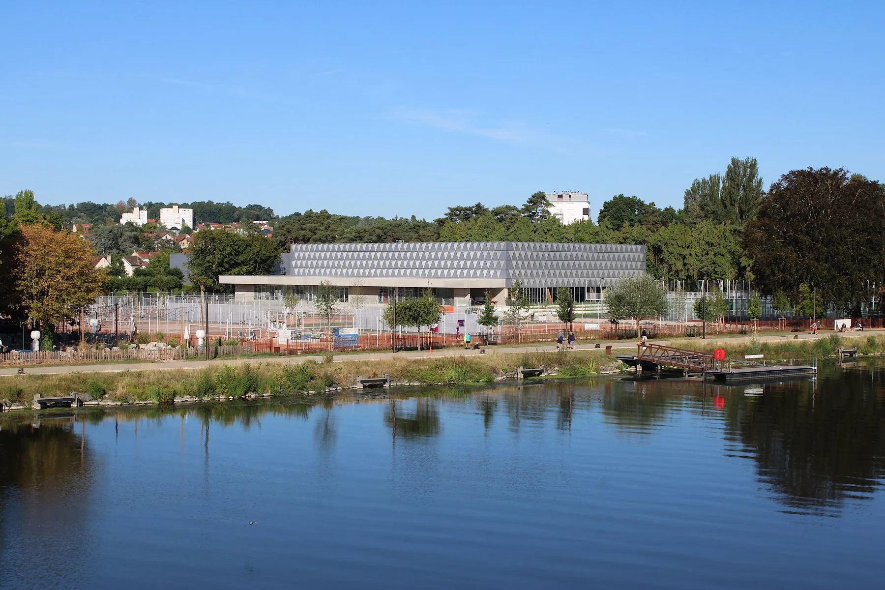 Le Sporting Vichy Tennis & Padel en août 2025, vu depuis le même pont : courts de tennis et pistes de padel au bord de l’Allier