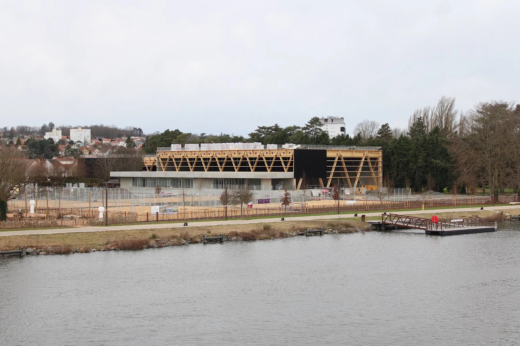 Le club de tennis de Vichy en travaux en janvier 2025, vu depuis le pont sur l’Allier