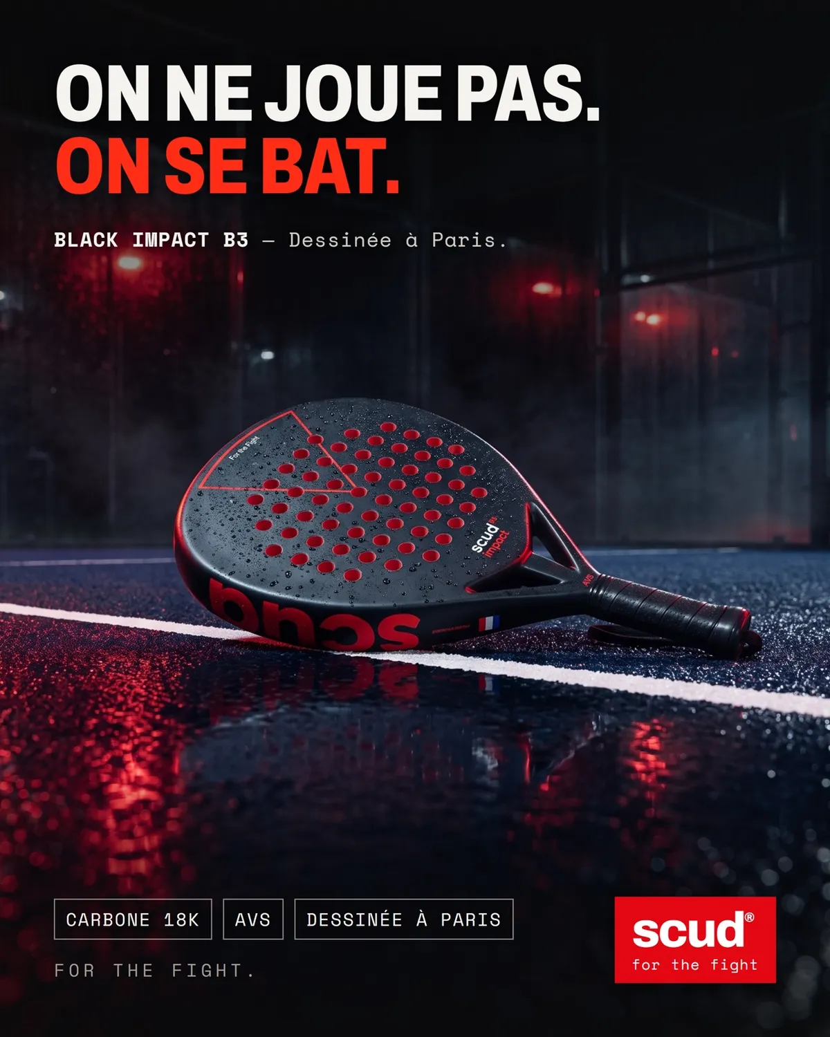 Cartaz oficial SCUD “We don’t play. We fight.”: a Black Impact B3 deitada num campo de padel molhado, com as menções carbono 18K, AVS e desenhada em Paris
