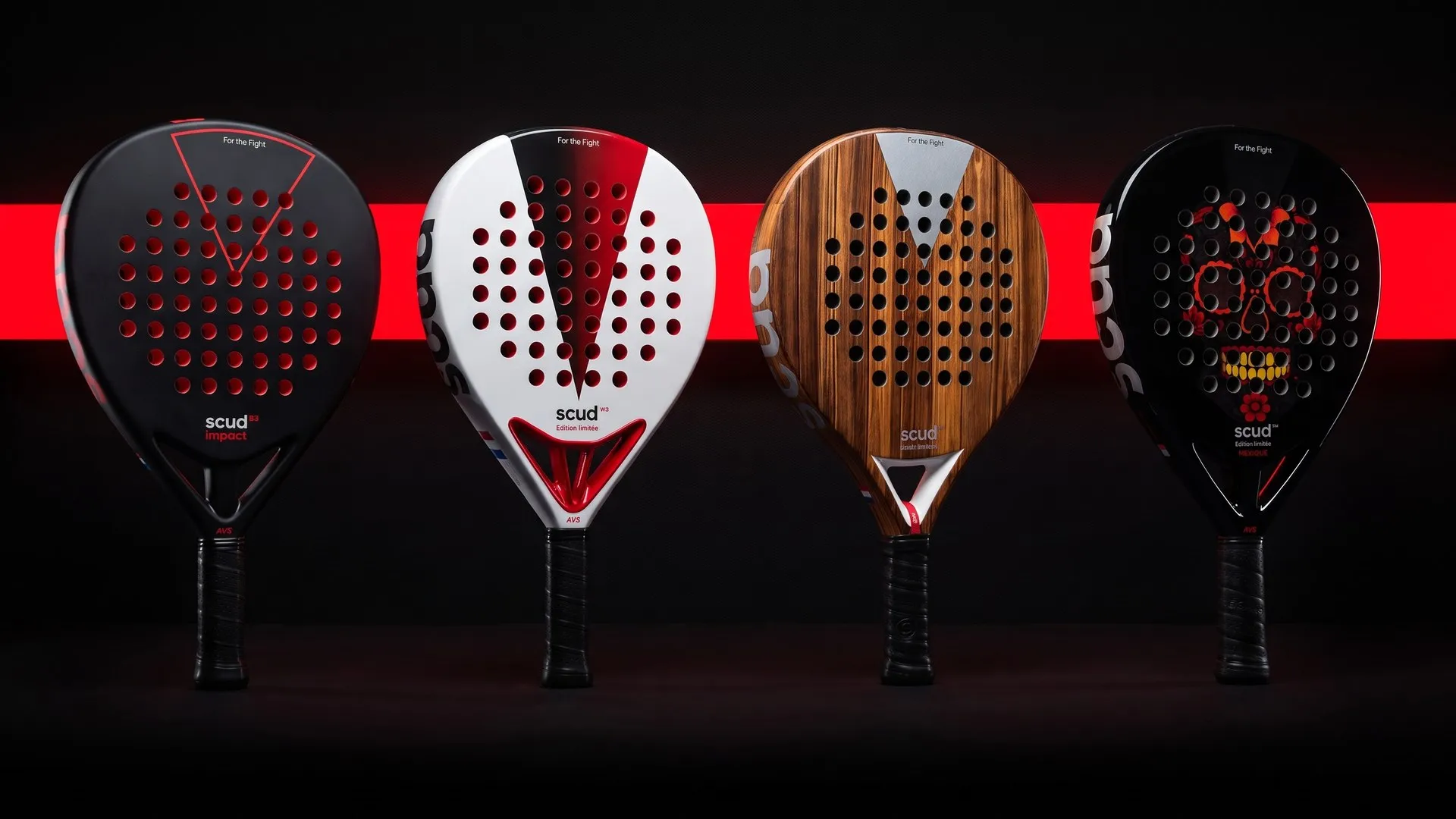 Les quatre raquettes SCUD alignées devant un mur noir barré d'une ligne de lumière rouge : Black Impact B3, White S3, Wood S1 et Mexique M1