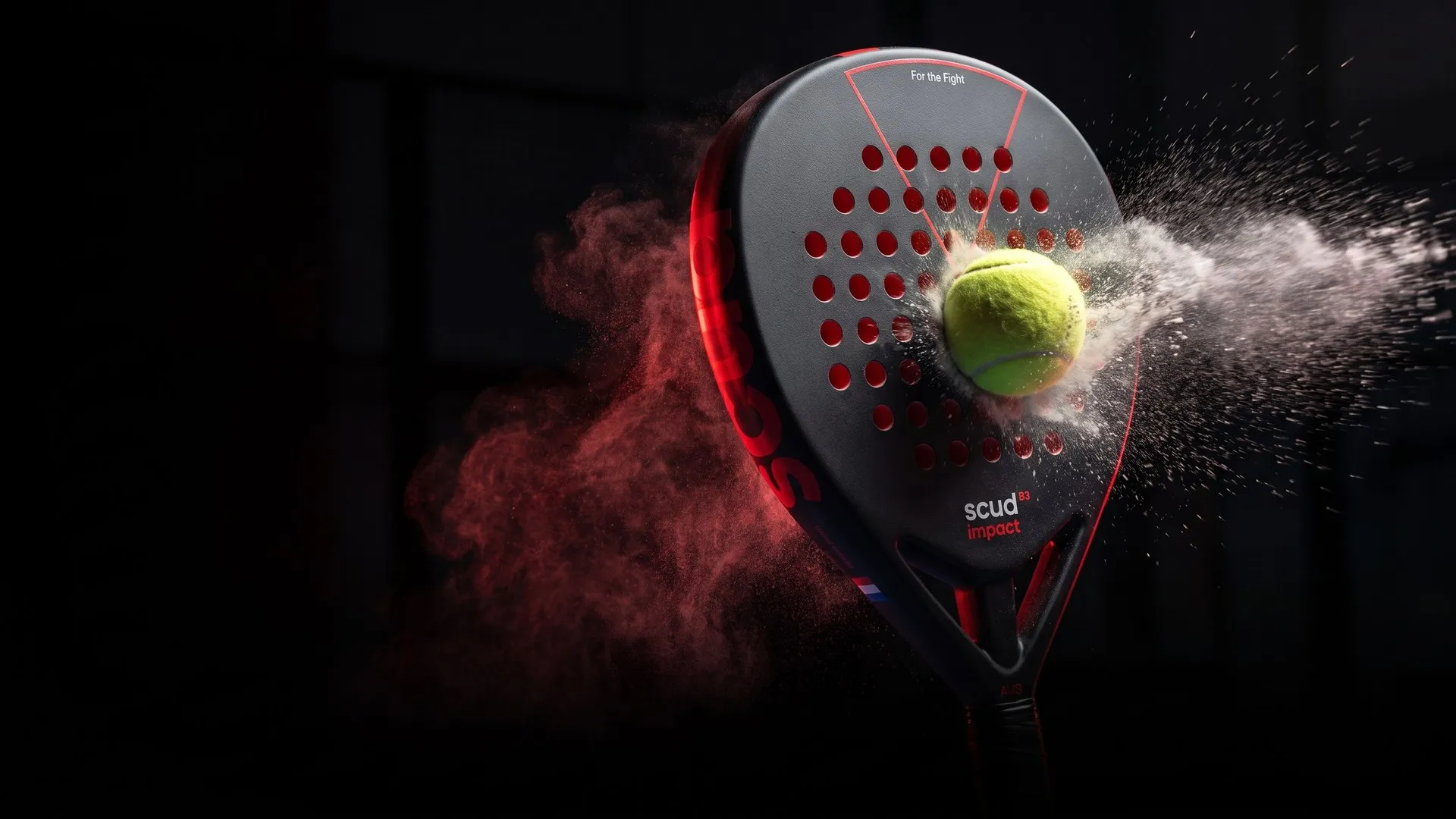 La raquette SCUD Black Impact B3 à l'instant de l'impact : la balle écrasée sur le tamis noir aux perforations rouges, la poussière du court qui explose vers la droite