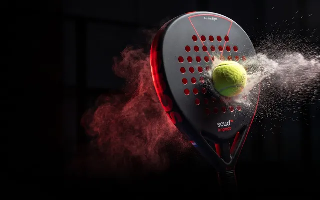 SCUD Black Impact B3 atingida por uma bola numa nuvem de pó vermelho