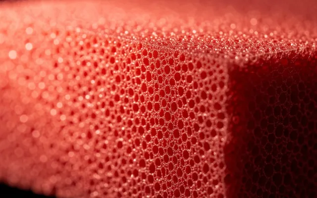 Tranche de mousse EVA Red Power d'une raquette de padel SCUD, structure alvéolaire rouge en gros plan