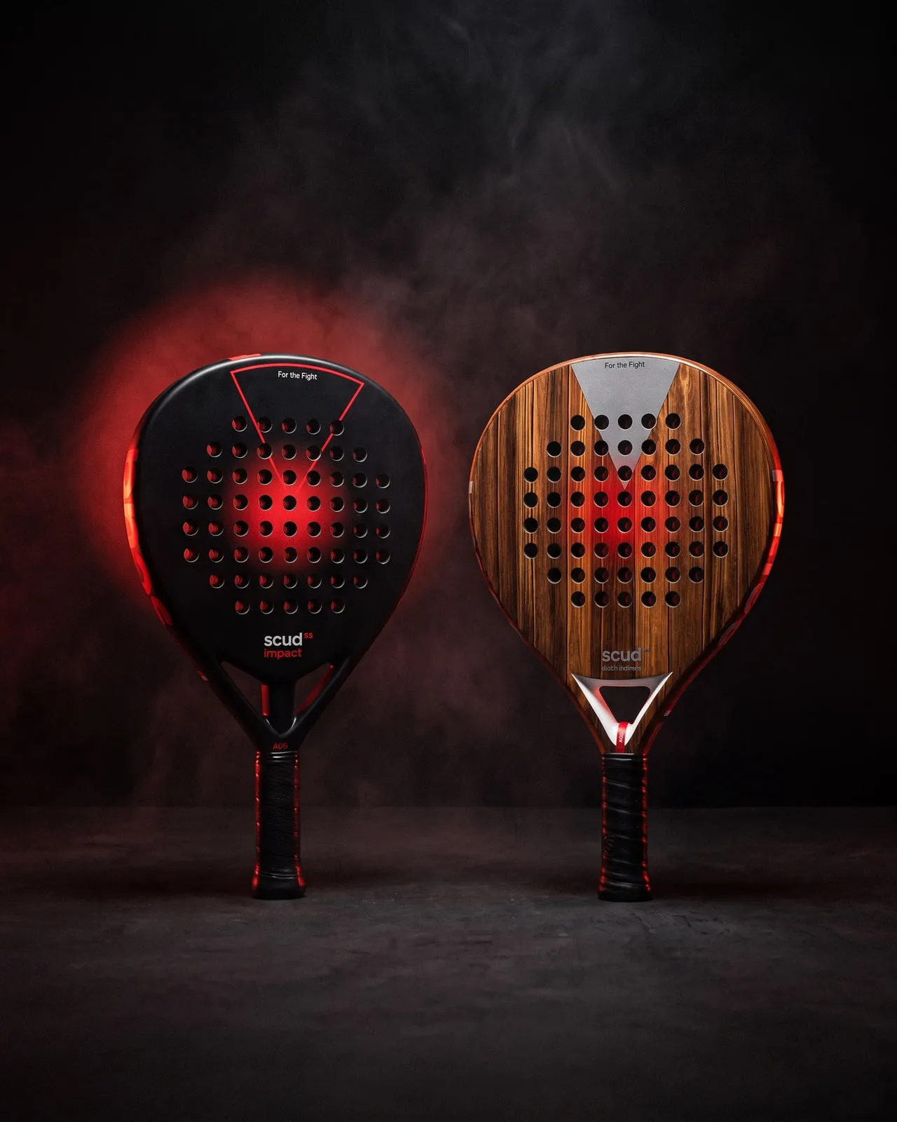La Black Impact B3 en forma de diamante y la Wood W1 en forma de lágrima una junto a otra, un brillo rojo en su punto dulce: alto en la primera, en el centro en la segunda