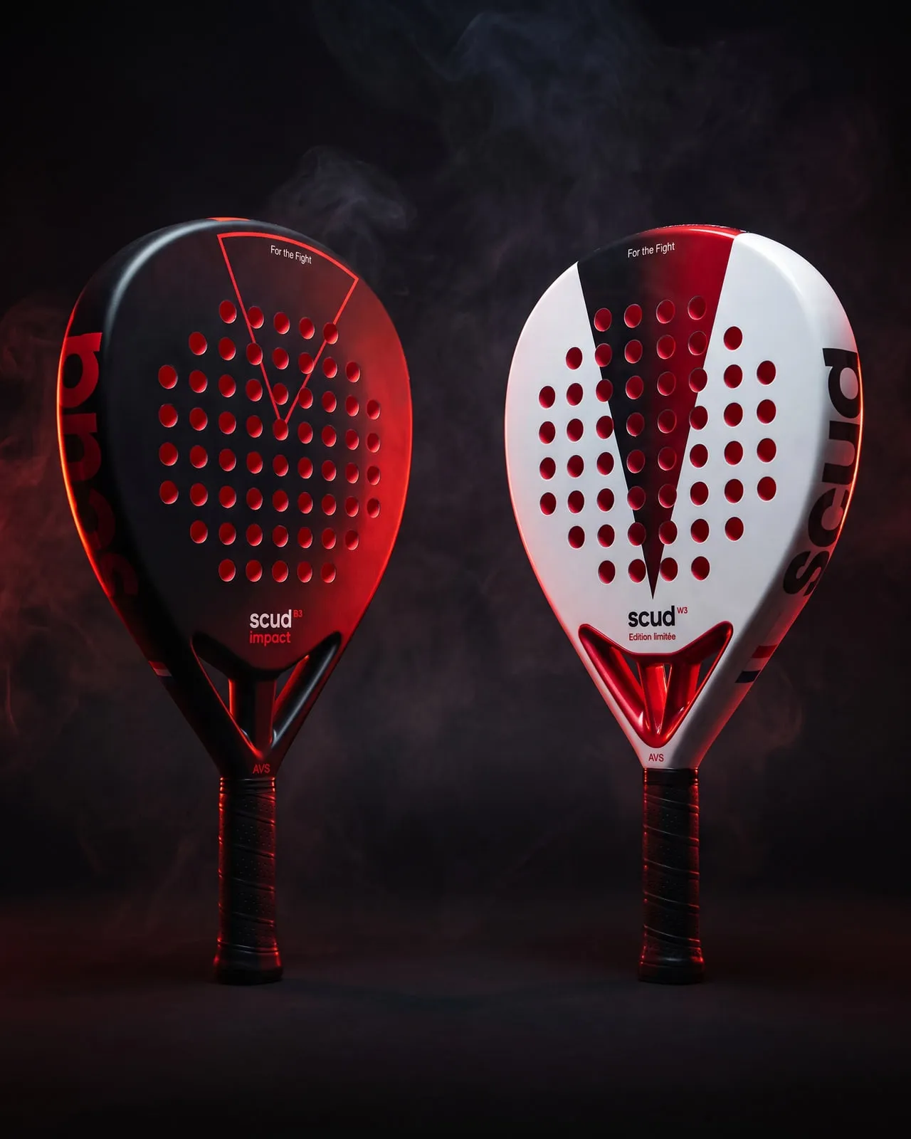 La Black Impact B3 y la White S3 cara a cara entre el humo, una bajo una luz roja, la otra con un reflejo carmesí