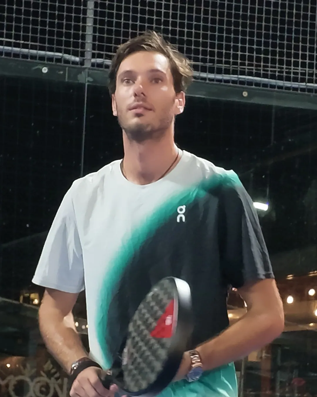 Jugador de pádel en la pista con una pala SCUD Black Impact B3 en la mano (rodaje de Saint-Martin)