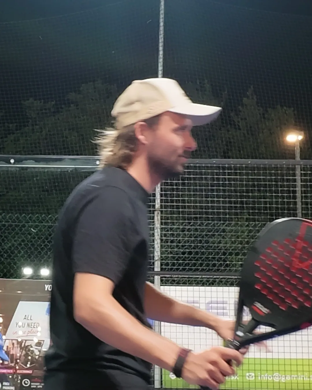 Jugador de pádel en la pista con una pala SCUD Black Impact B3 en la mano (toma 3, rodaje de Saint-Martin)