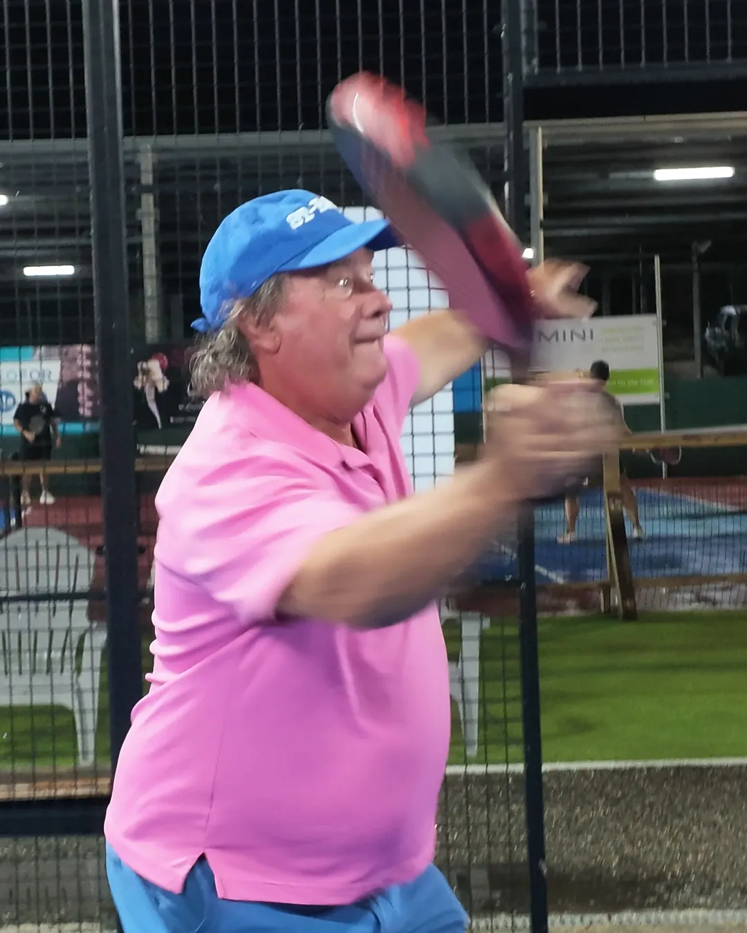 Jugador de pádel en la pista con una pala SCUD Black Impact B3 en la mano (toma 4, rodaje de Saint-Martin)