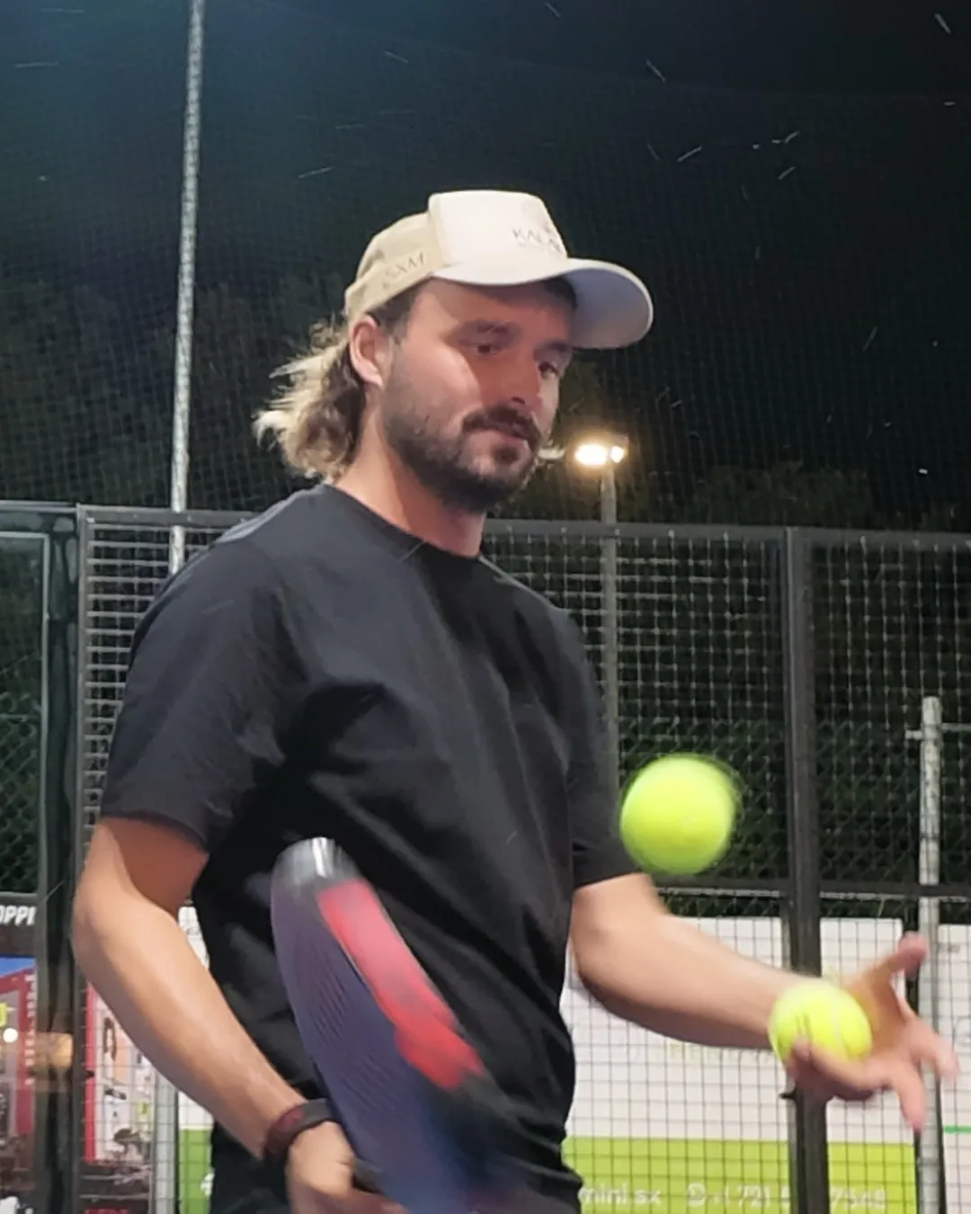 Jugador de pádel en la pista con una pala SCUD Black Impact B3 en la mano (toma 6, rodaje de Saint-Martin)
