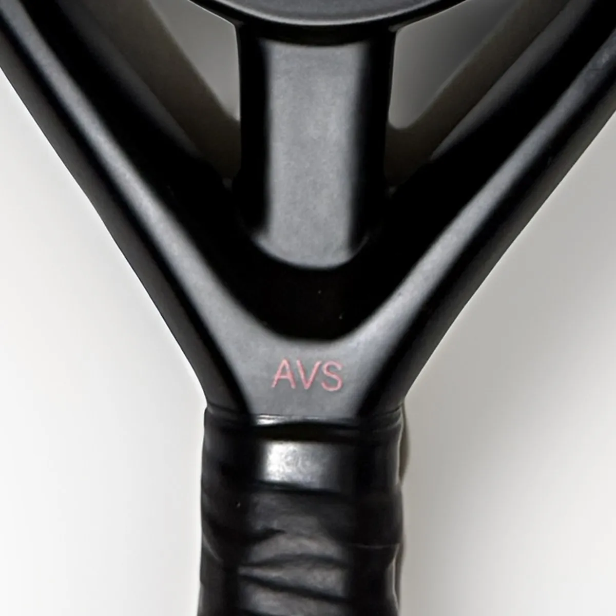 Grande plano do coração da SCUD Black Impact B3, onde se encontra o sistema antivibração AVS