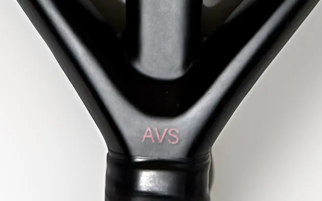 Grande plano do coração da SCUD Black Impact B3, onde se encontra o sistema antivibração AVS
