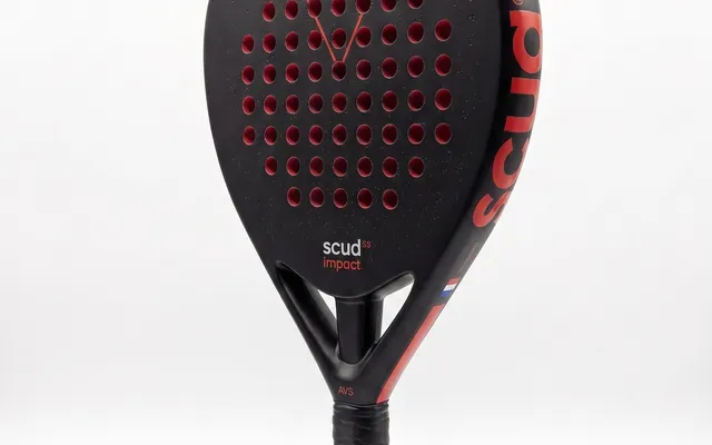 SCUD Black Impact B3 vista a três quartos em estúdio sobre fundo branco: a face em formato diamante