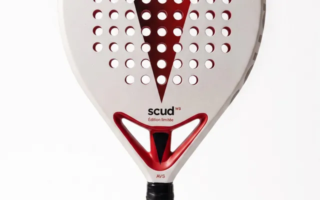 SCUD White S3 vista de frente em estúdio sobre fundo branco, com chevron vermelho e preto