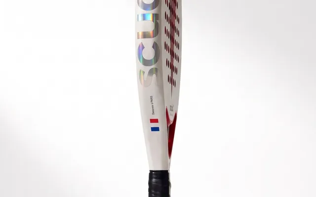 SCUD White S3 de perfil em estúdio, com o punho e o cordão em primeiro plano