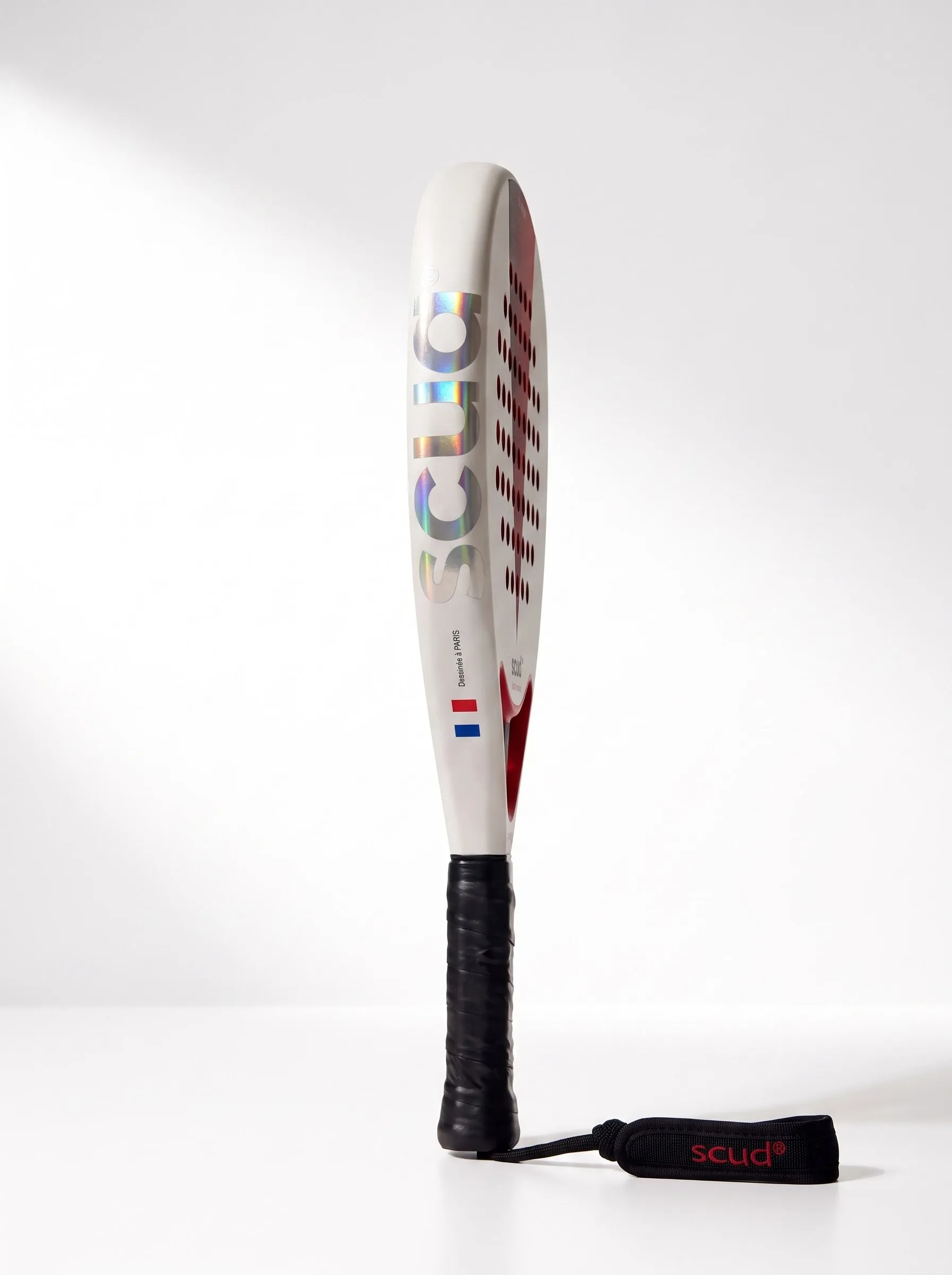 SCUD White S3 de perfil em estúdio, com o punho e o cordão em primeiro plano