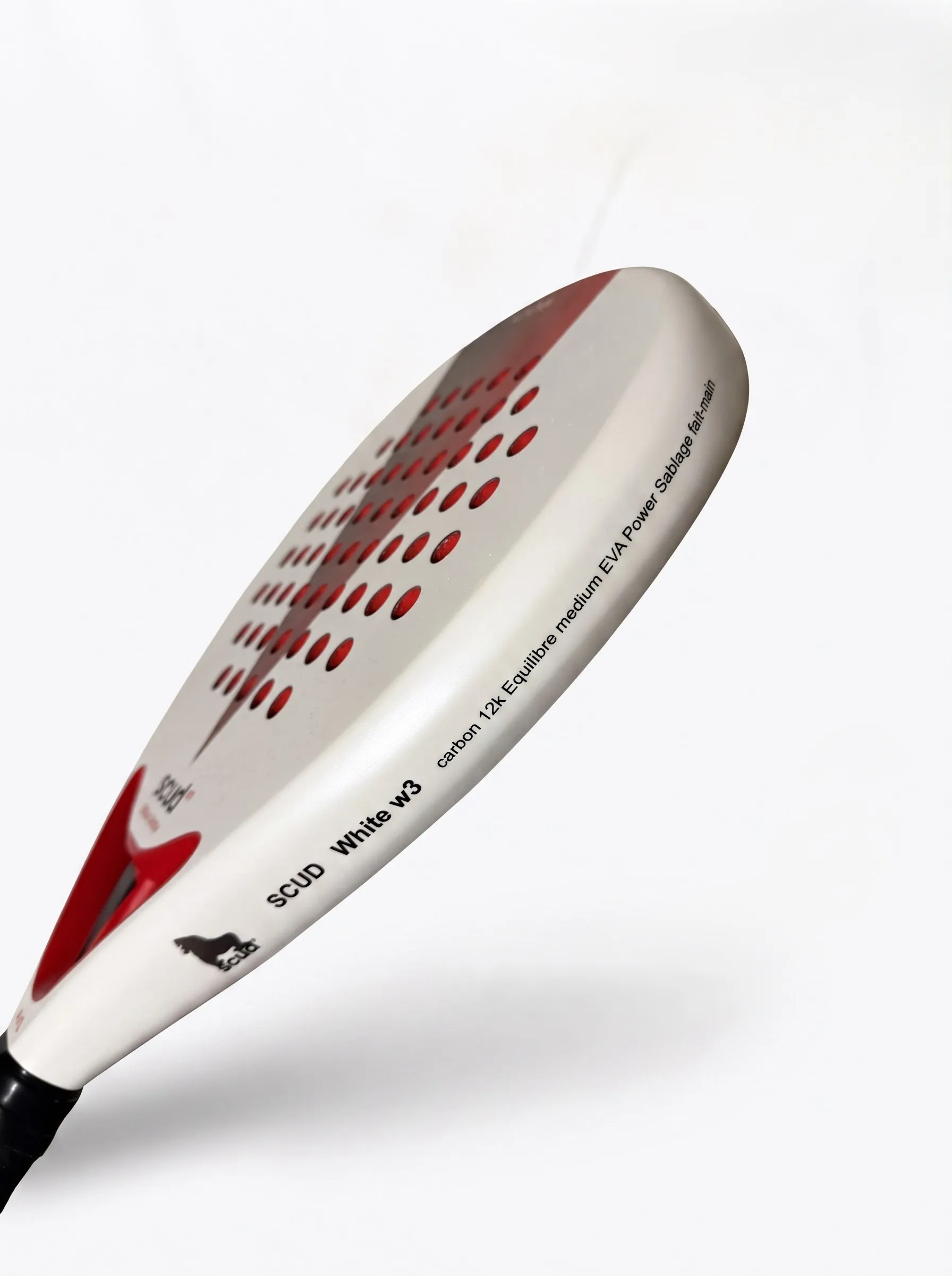 Borda da SCUD White S3 em estúdio: punho, coração e marcação do modelo