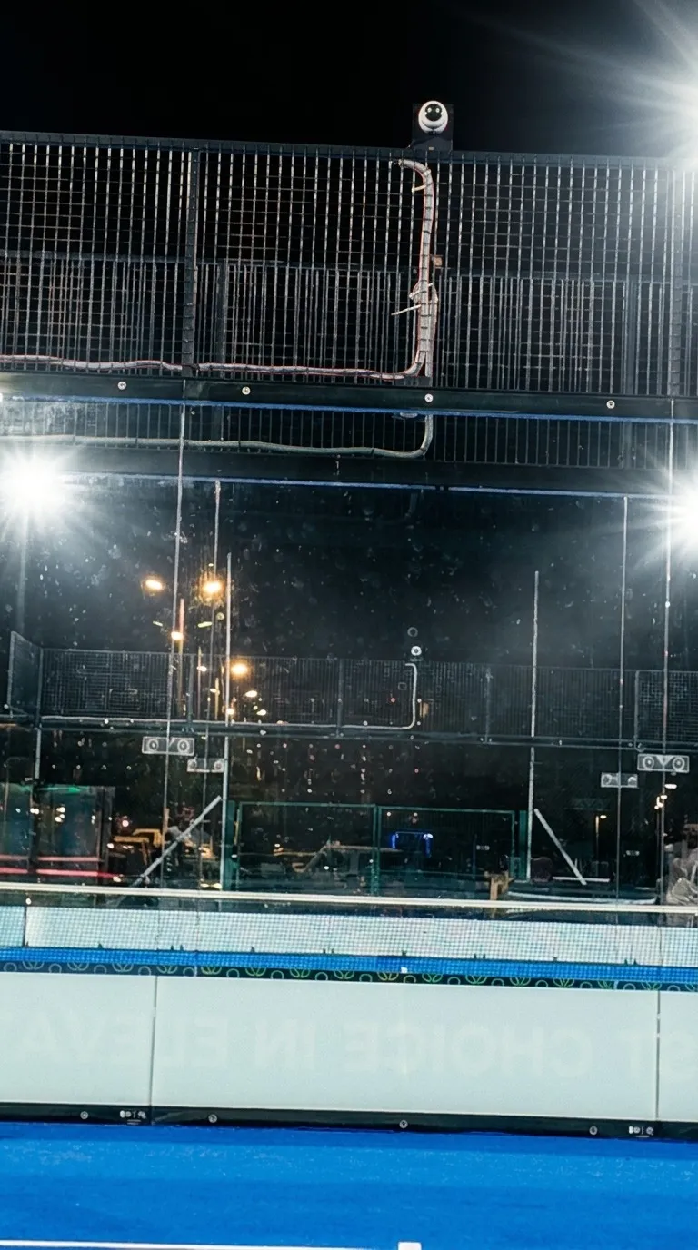 La pista de noche bajo los focos