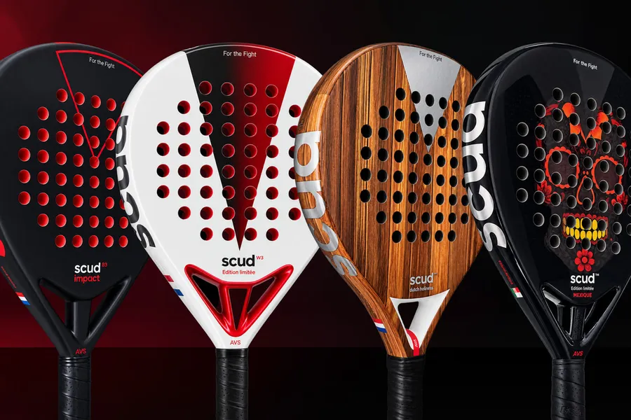 Affiche SCUD « Une gamme. Un état d'esprit. » : les quatre raquettes de padel de la marque alignées sur fond noir et rouge