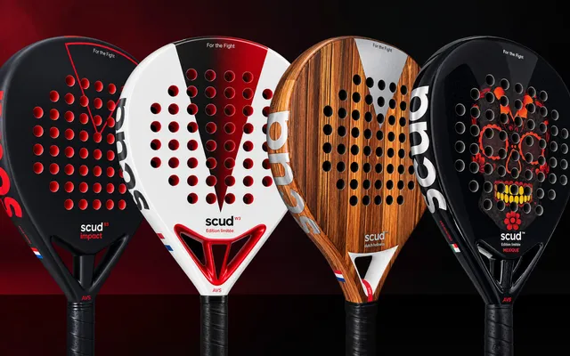 Affiche SCUD « Une gamme. Un état d'esprit. » : les quatre raquettes de padel de la marque alignées sur fond noir et rouge