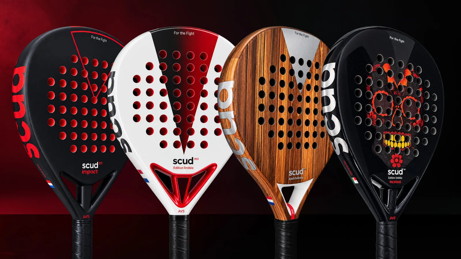 Affiche SCUD « Une gamme. Un état d'esprit. » : les quatre raquettes de padel de la marque alignées sur fond noir et rouge