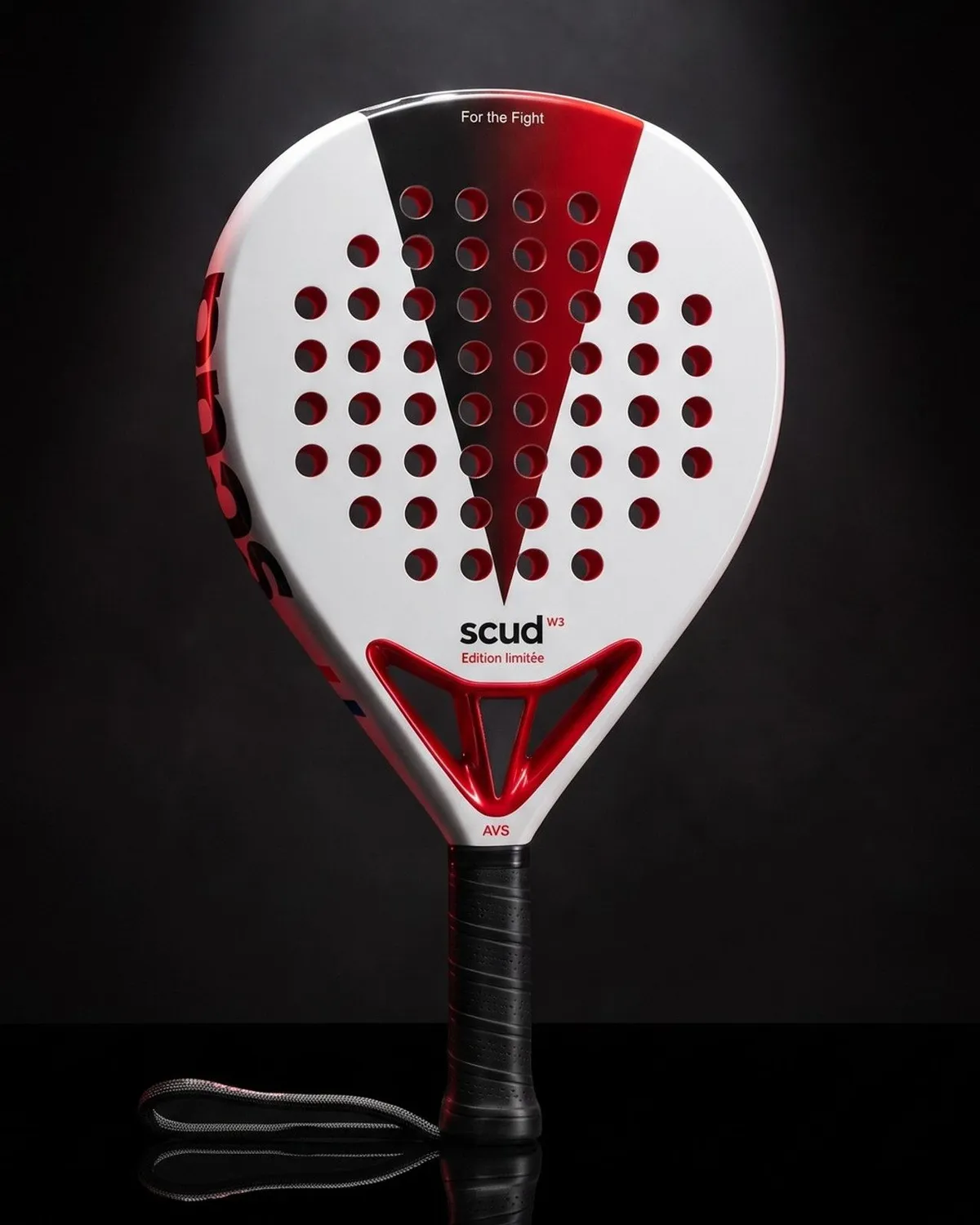La White S3 de pie bajo un foco, sobre fondo negro: el chevrón negro y rojo «For the Fight», las perforaciones y el corazón rojo, la mención Edición limitada