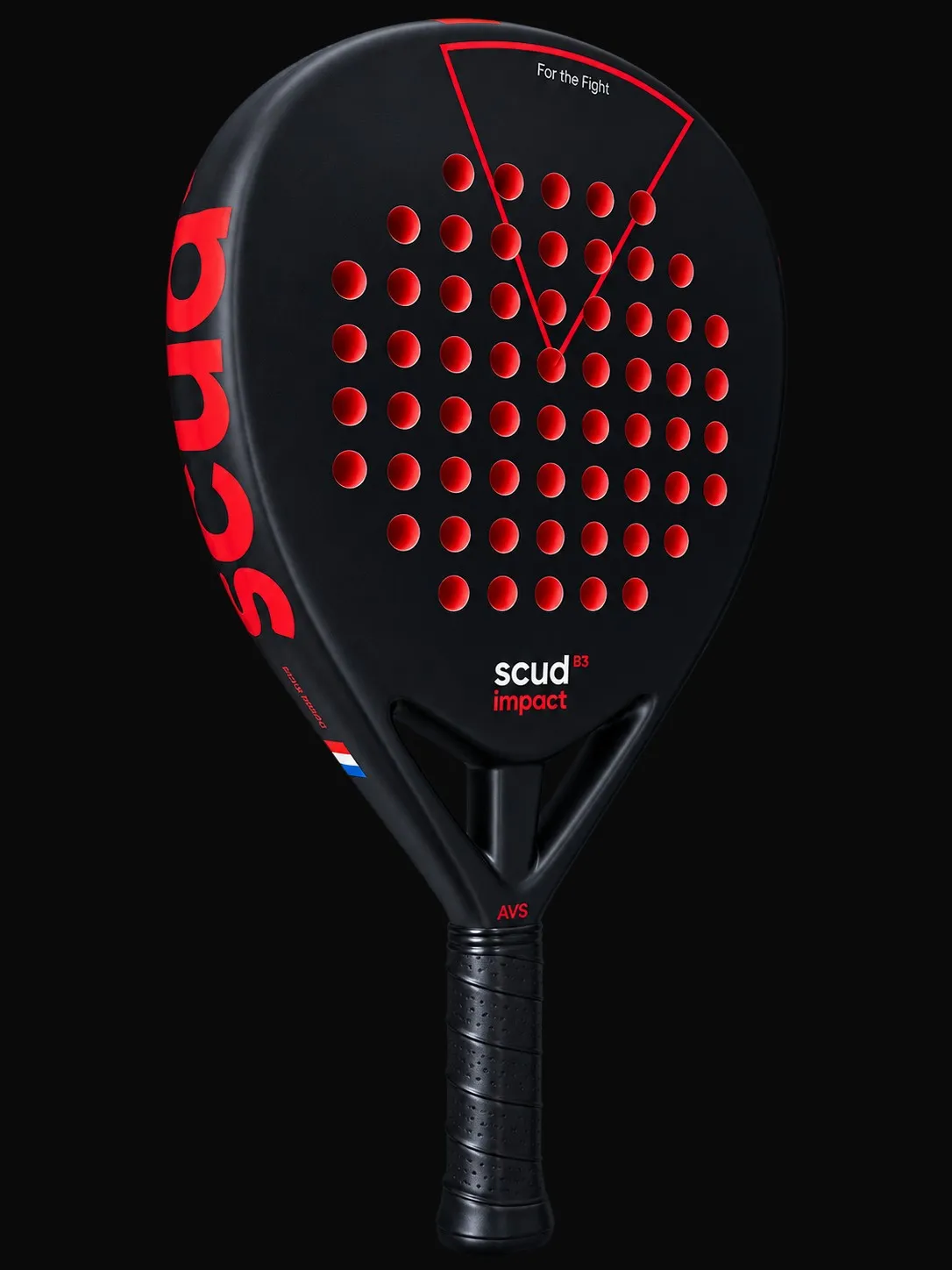 SCUD Black Impact B3 vista de frente sobre fundo preto, perfurações vermelhas